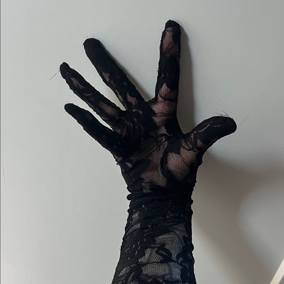 Black Lace Gloves - Picture 3 of 4
